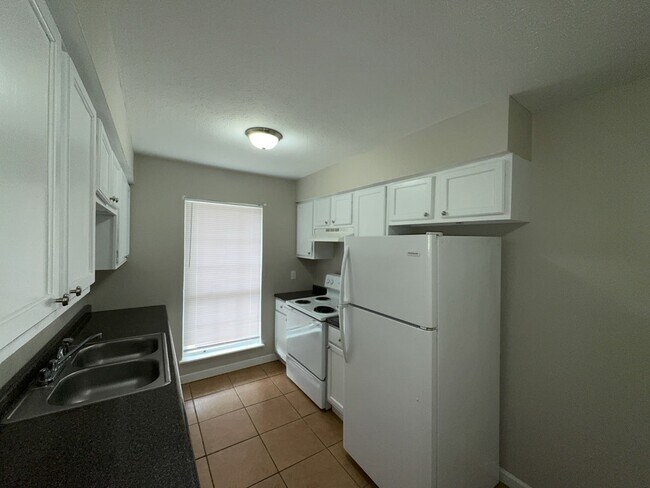 Building Photo - 2118 Thousand Oaks Dr