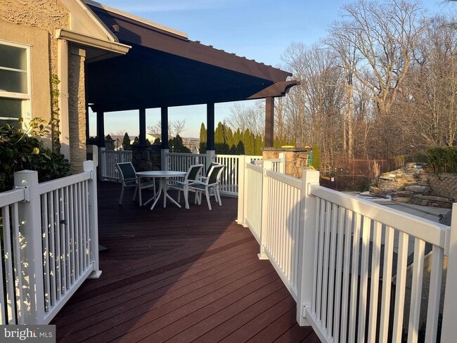 Building Photo - 233 Birchwood Dr