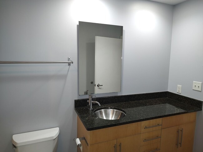 Building Photo - Cute condo on E6th in the center of everyt...