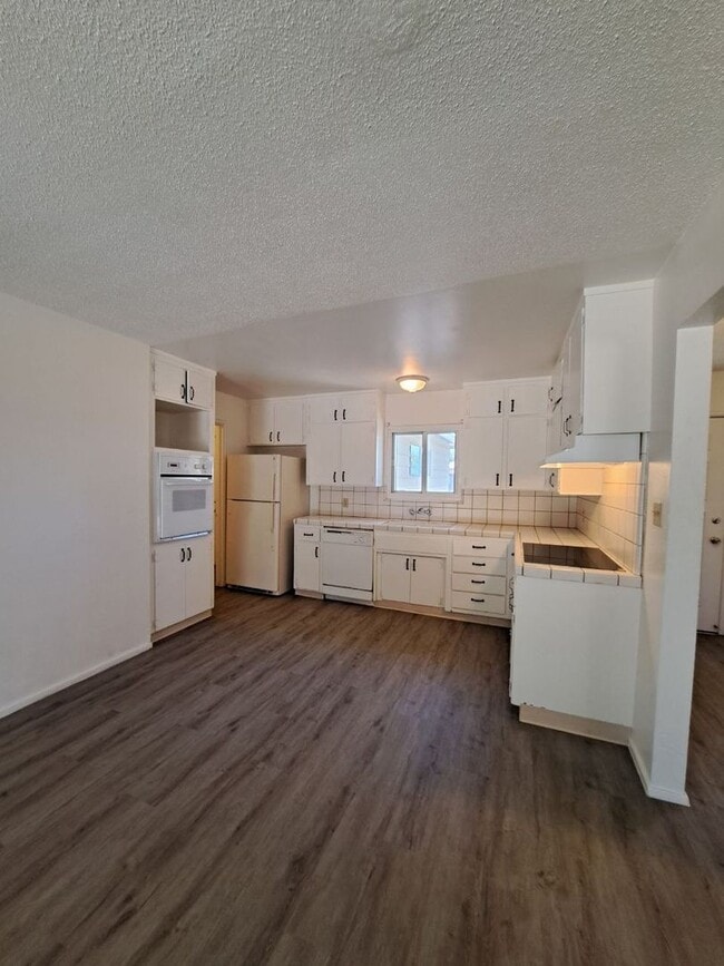 Building Photo - Amazing 3 Bedroom Home Near Cedar and Gett...