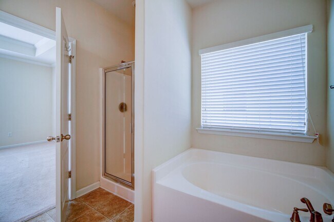 Building Photo - 4 BR/2 BA, 1 Car Garage, Charming Home in ...