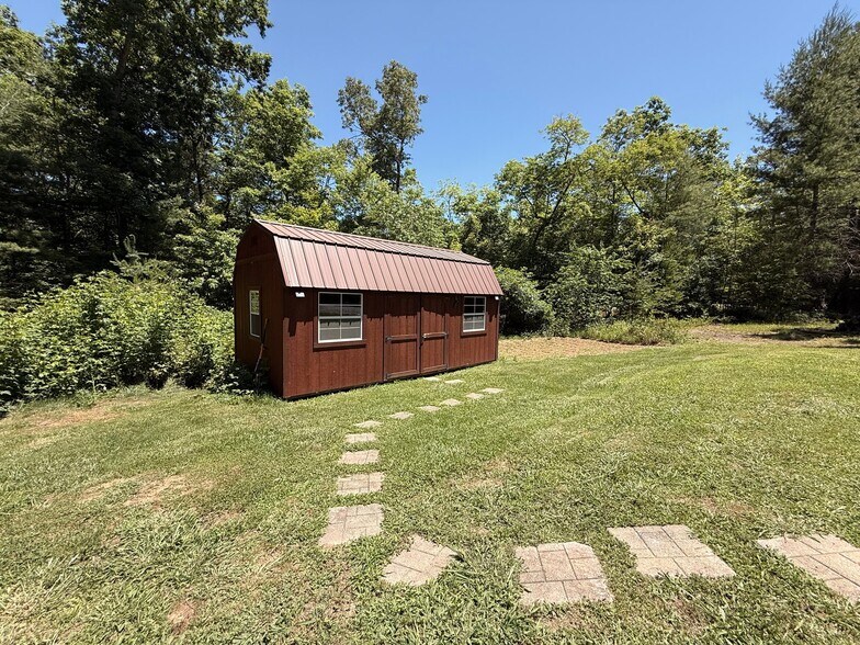 Building Photo - 303 Pine Ln