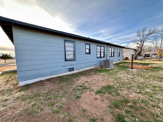 Building Photo - 3120 Chestnut Ave