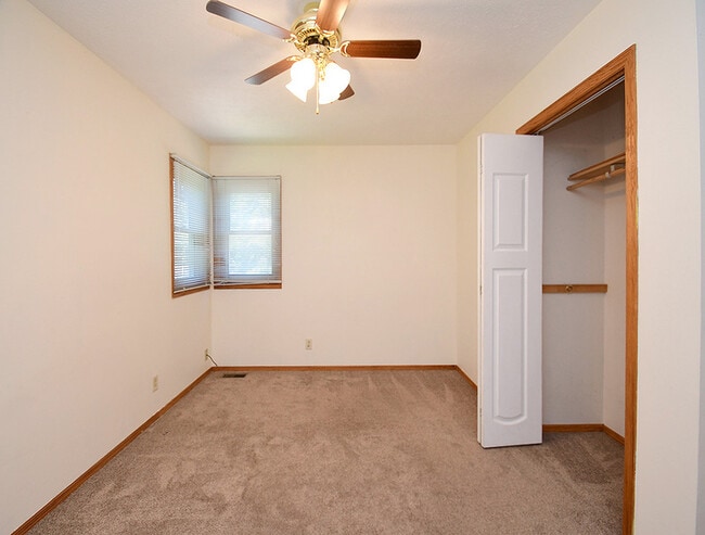 Building Photo - 820 Redwood Rd