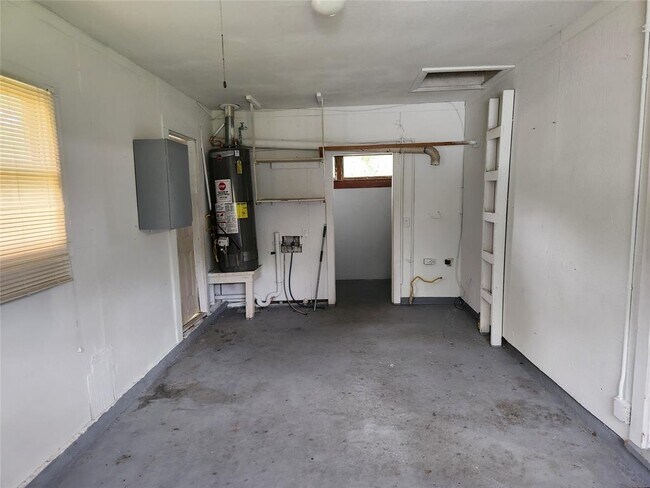 Building Photo - 2407 McKee Dr