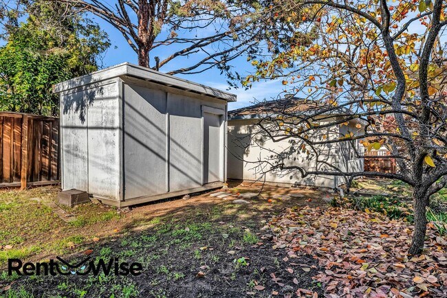 Building Photo - Present PM-Midtown Palo Alto Beauty-New Floors-Remodeled Bathrooms-Big Yard