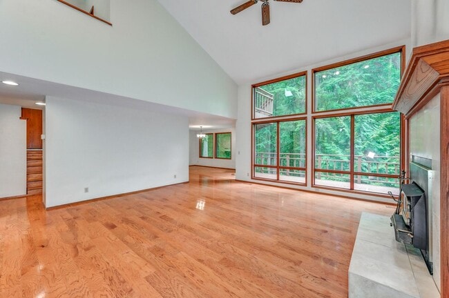 Building Photo - Great Home Tucked Away in Mirrormont on Tiger Mountain