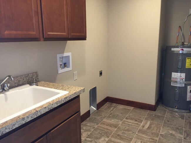 Building Photo - 3 Bedroom 2 Bathroom Home