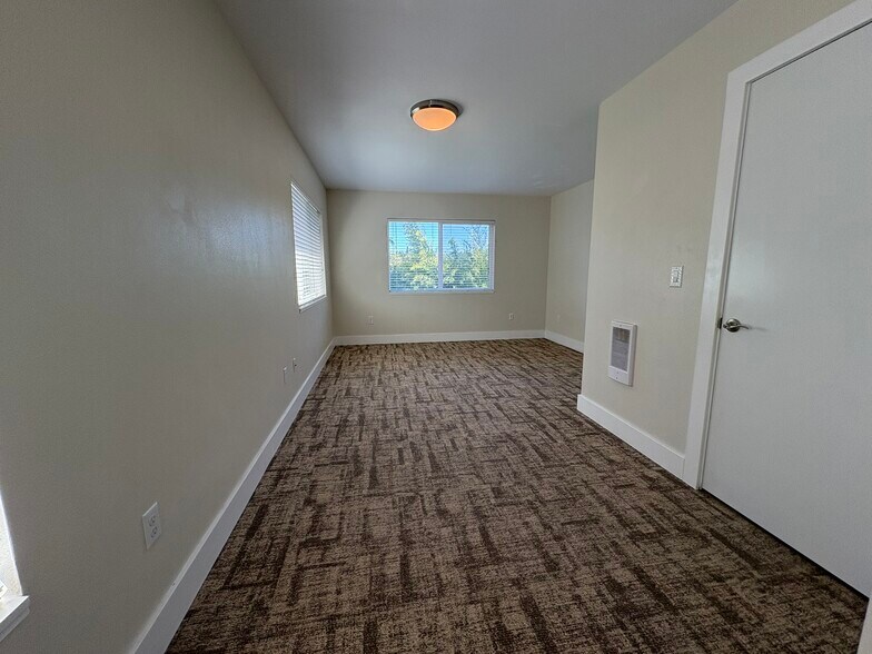 Building Photo - 9223 SW Terwilliger Blvd