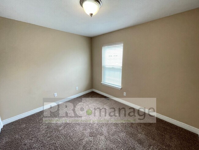 Building Photo - 4 Bed, 3 Bath Town Home w/ 2 Car Garage - ...