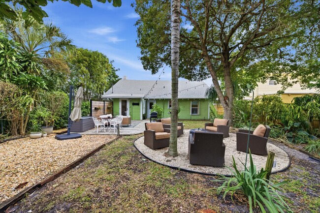 Building Photo - 117 S Palmway