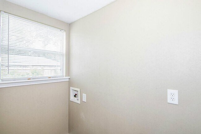 Building Photo - 411 Woodard St