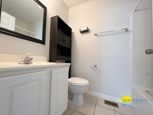 Building Photo - Spacious 2 Bedroom Townhouse near Hurlburt...