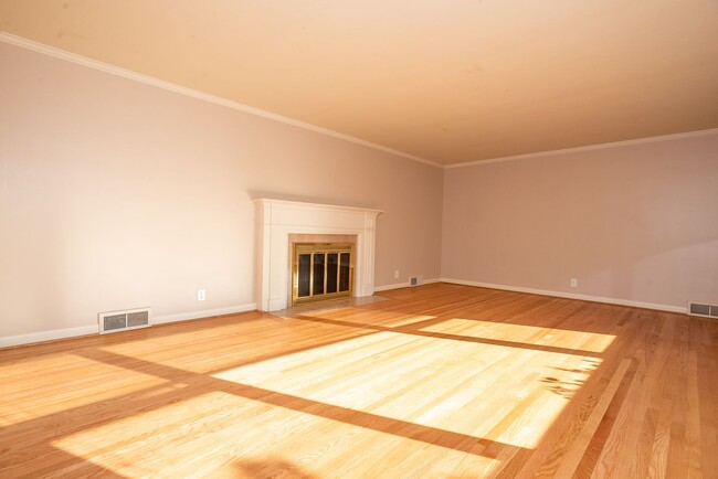 Building Photo - Beautiful Magnolia Brick close to village ...