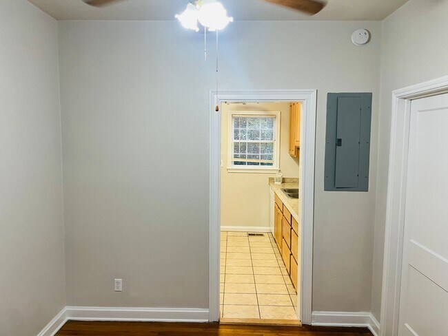 Building Photo - Quiet and provate location near TMH