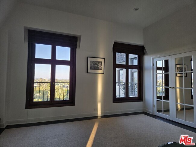 Building Photo - 316 N Rossmore Ave