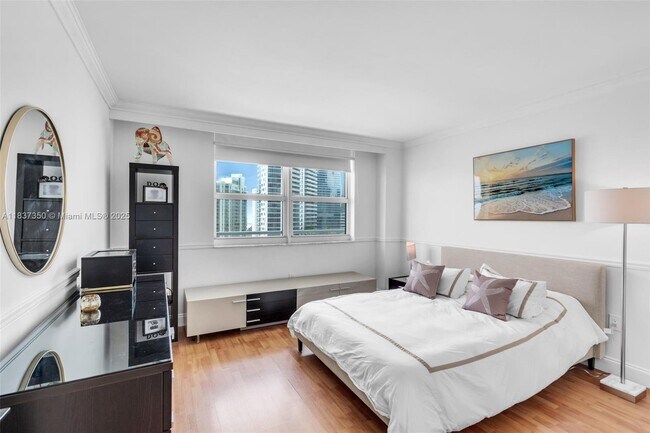 Building Photo - 1155 Brickell Bay Dr