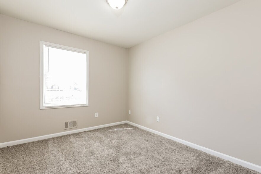 Building Photo - 6396 Thornhedge Dr