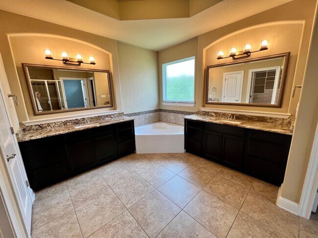 Building Photo - 8712 Vantage Point Dr