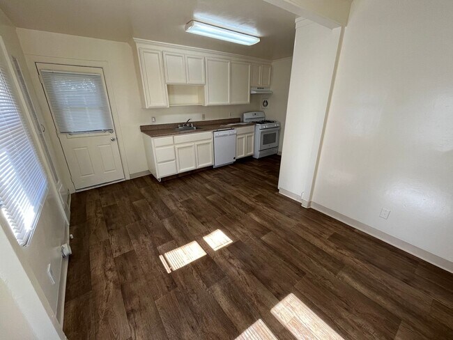 Building Photo - Great Student Housing.  3bd (Has been converted to 4 bedroom in past) 3bath house a block and a h...