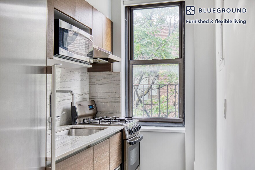 Building Photo - 252 E 61st St