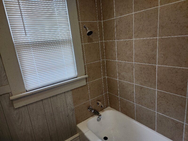 Building Photo - 2117 S Maple St