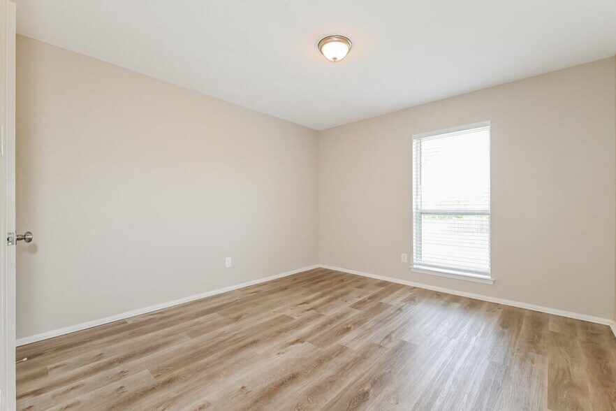 Building Photo - 1301 Southridge Dr