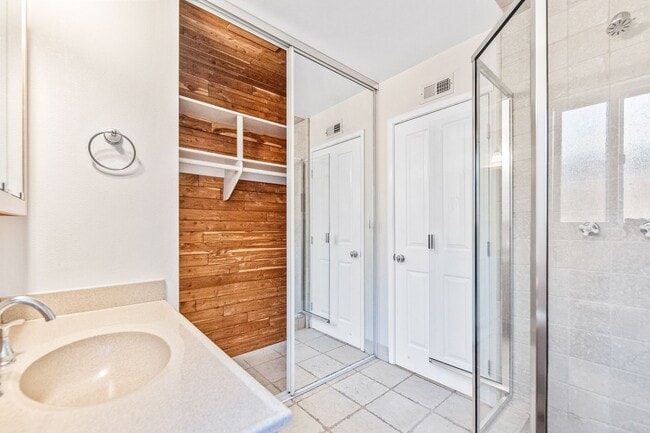 Building Photo - Charming 3-Bedroom, 2-Bathroom Home in Prime North Huntington Beach Location