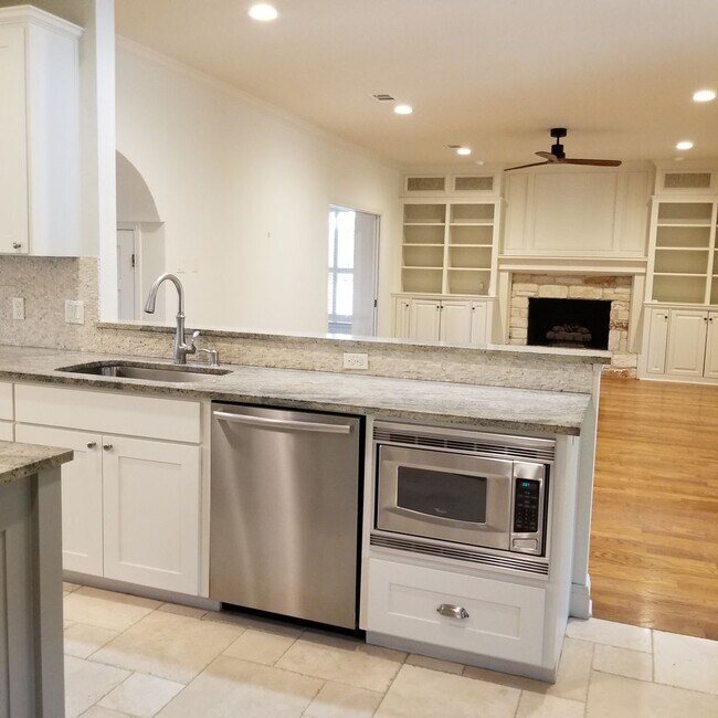 Building Photo - Stunning Home - North Cat Mountain - 4 bed...