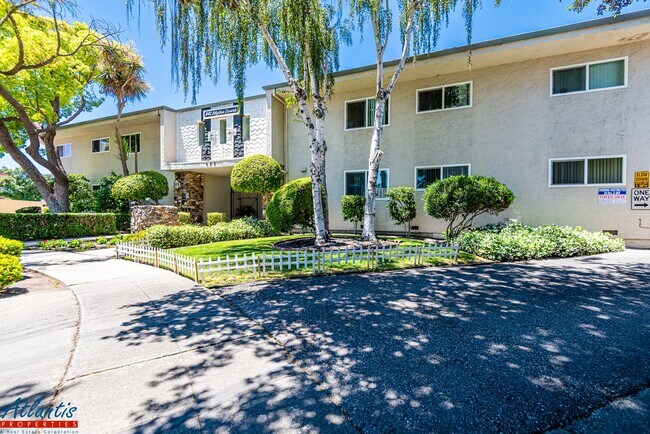 Building Photo - 642 Blythe Ct