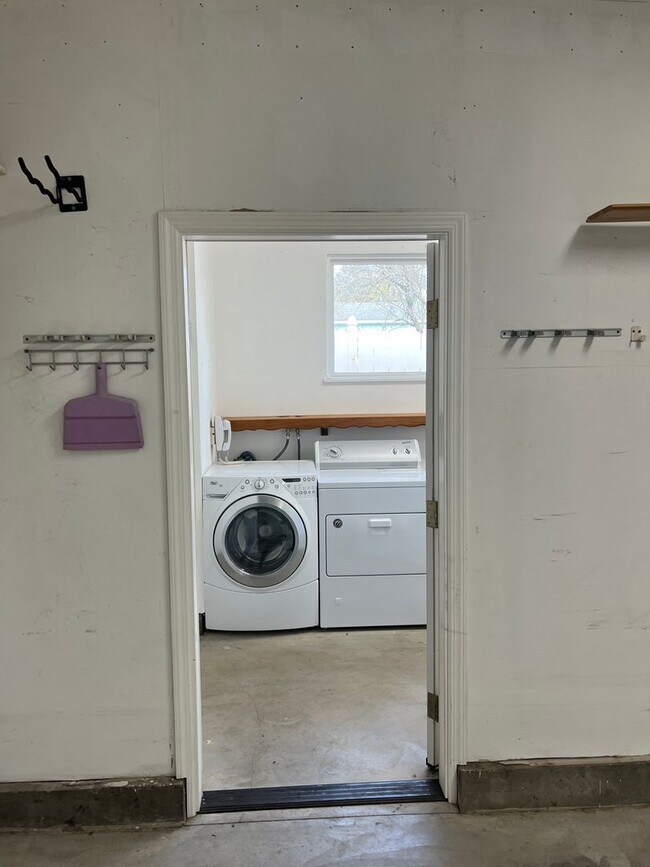 Building Photo - Welcome to this charming 2-bedroom, 2-bathroom home!