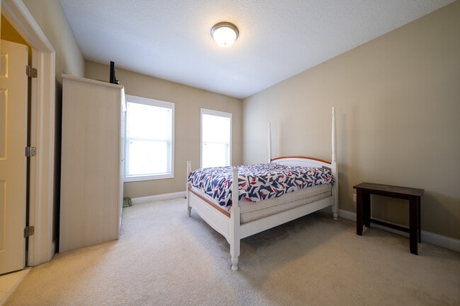 Building Photo - 727 Aster Rd