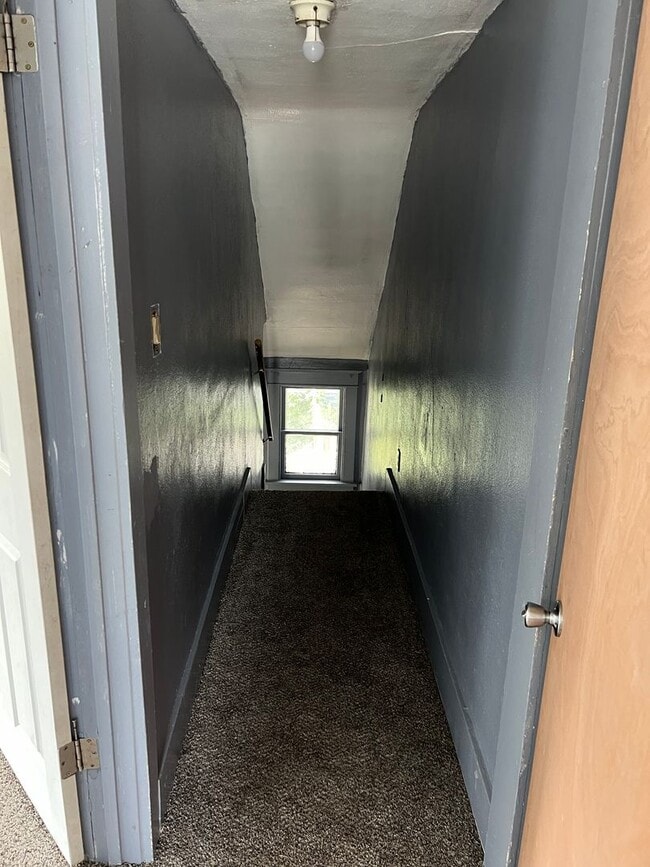 Building Photo - SPACIOUS 3 BEDROOM HOME READY TO WELCOME YOU