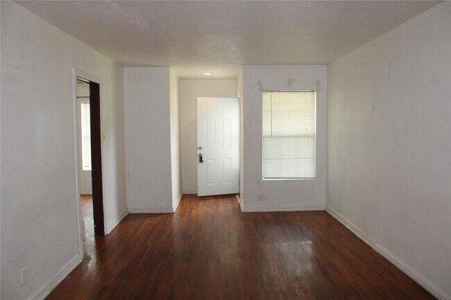 Building Photo - This is a 1 bedroom - 1 bathroom duplex in...