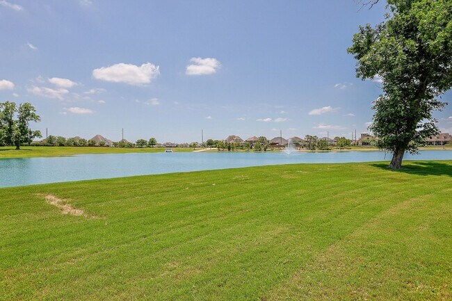 Building Photo - 10334 Fountain Shore Dr