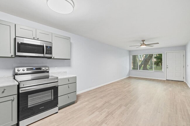 Building Photo - 210 Pelham Rd