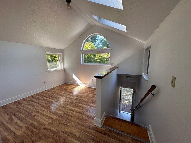 Building Photo - 3 Bedroom 2 Bath Single Family House