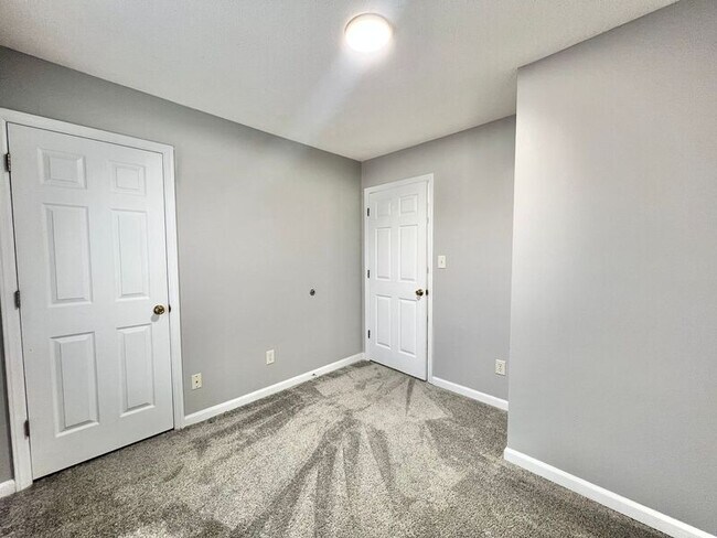 Building Photo - 302 Center Heights Ct