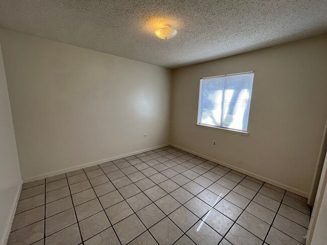 Building Photo - 841 Meadow Ln