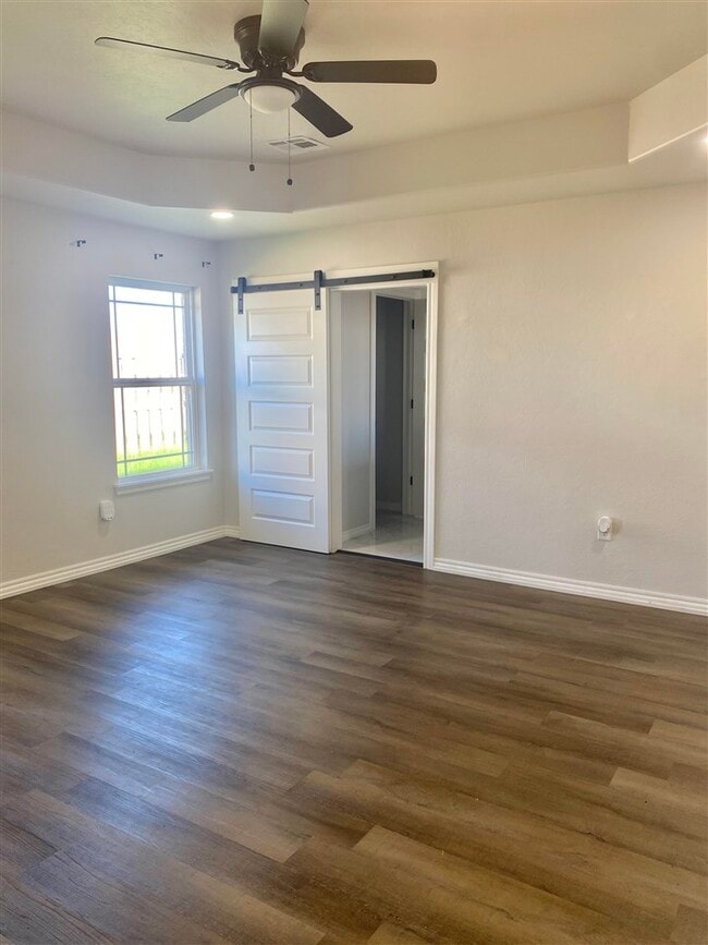 Building Photo - 210 Meadowlark Ln