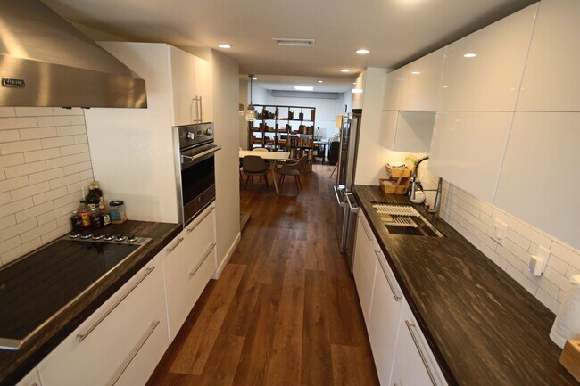 Building Photo - Furnished Recently Renovated Townhome