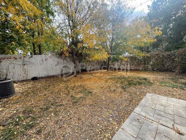 Building Photo - 128 E Truman Ave