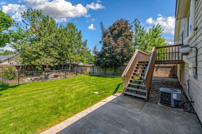 Building Photo - 5 bed 3 bath split level near State Line