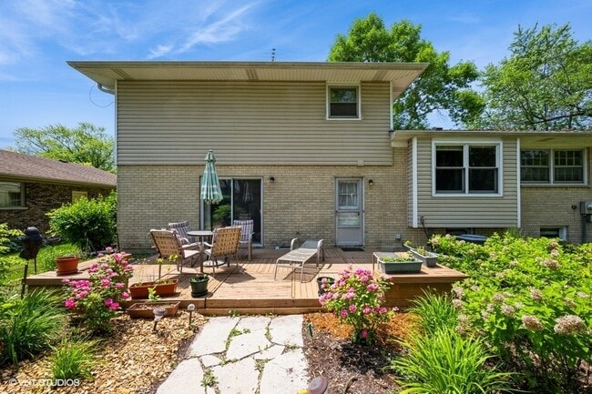 Building Photo - 2102 E Robinhood Ln