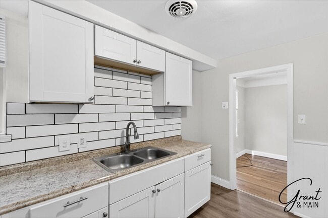 Building Photo - $1,350 - 3 Bed / 1 Bath  Home