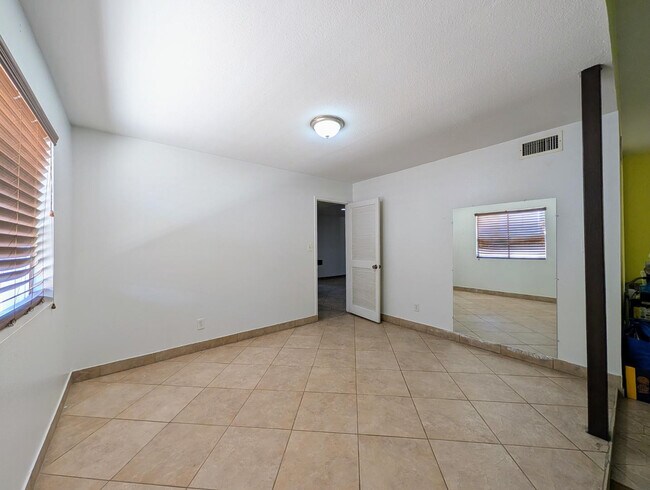 Building Photo - 3848 W North Ln