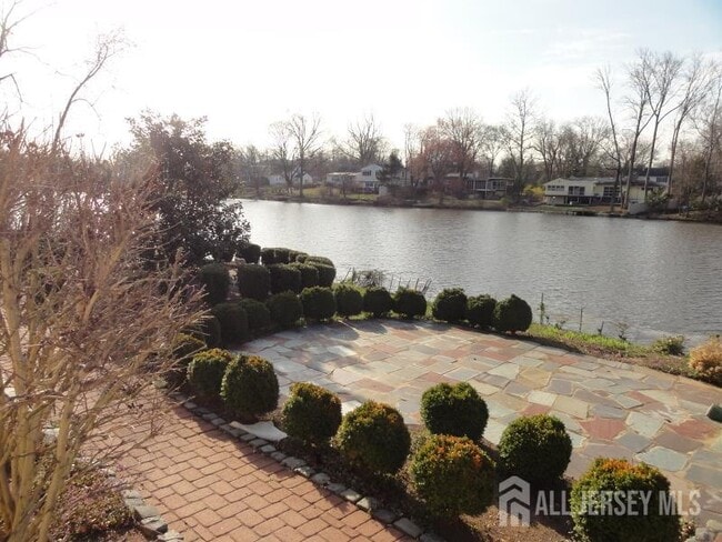 Building Photo - 45 Lakeside Dr S