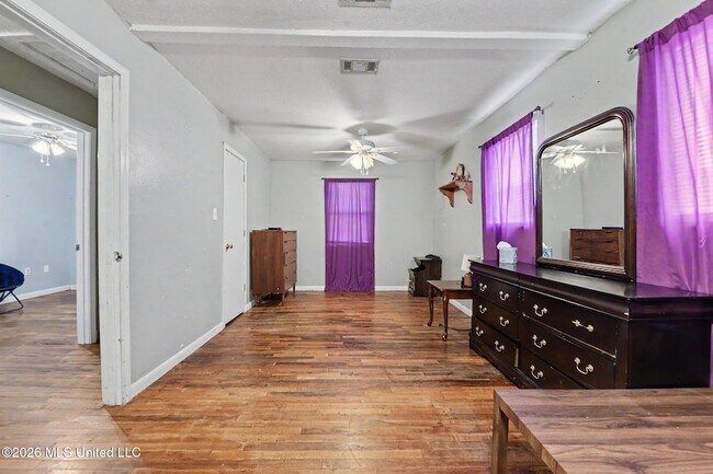 Building Photo - 569 Mable St
