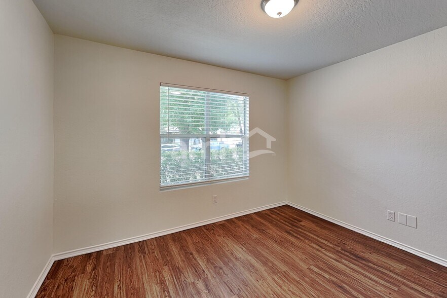 Building Photo - 9210 Laguna Falls
