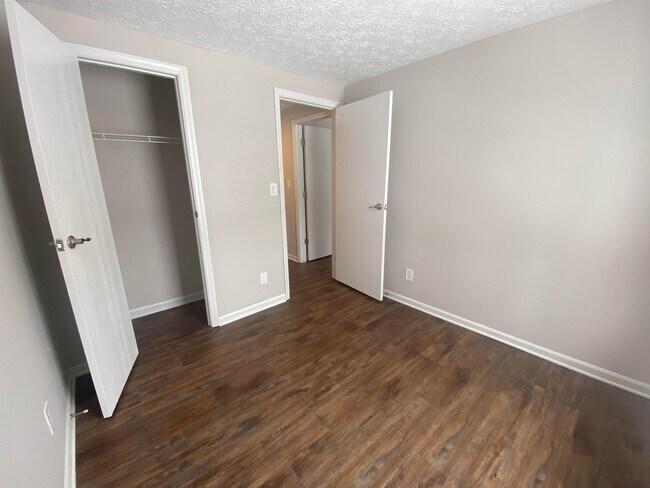 Building Photo - 5970 Almina Dr